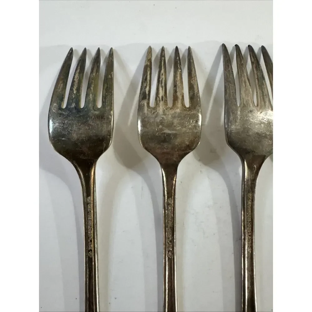 4 Grille Forks Vintage International Crown Radiance Silverplate Flatware (1939)
